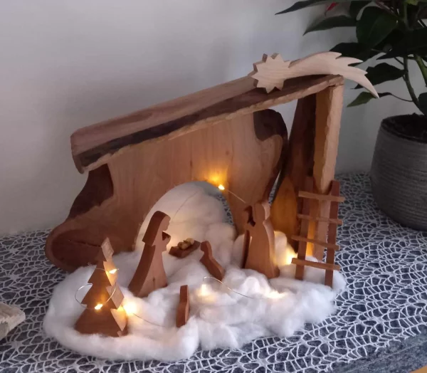 Unikatne lesene božične jaslice